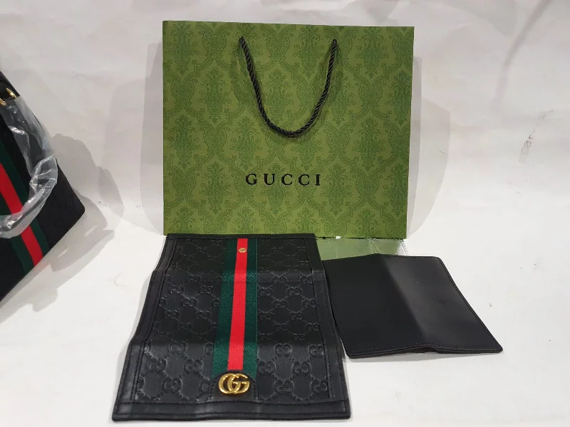 Women Gucci bags with a magnetic snap closure for easy accessGucci 2in1 Wallet (With a Card Holder )