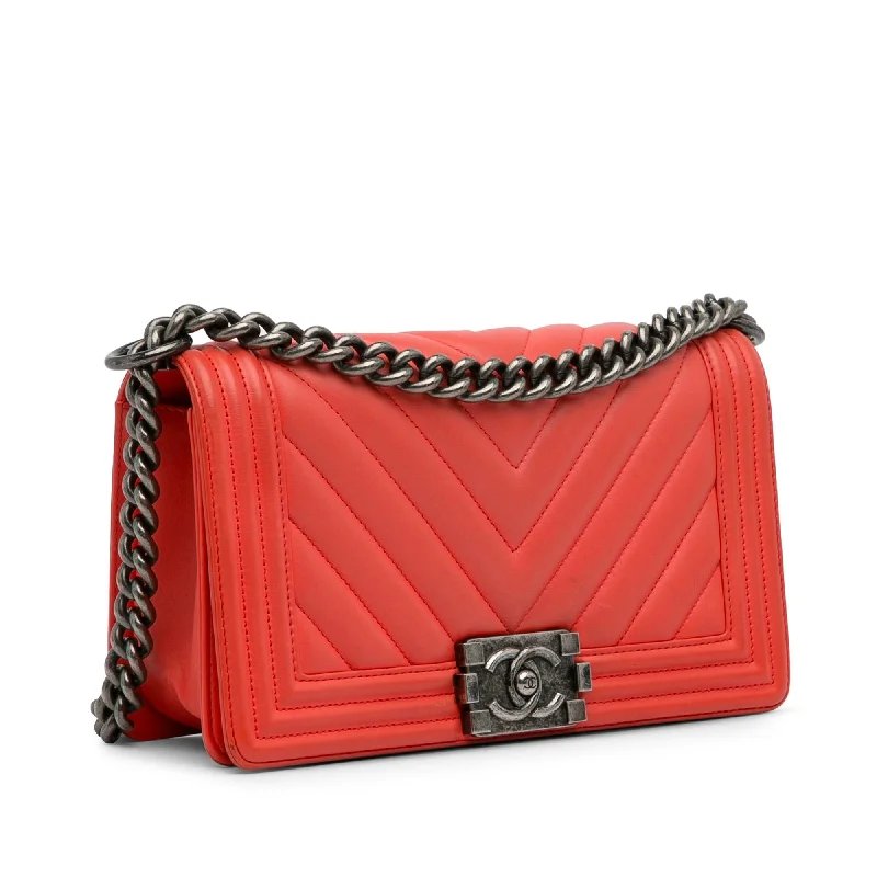 Chanel Vintage Inspired Handbag for Retro LoversChanel Medium Calfskin Chevron Boy Flap (w8KmMC)