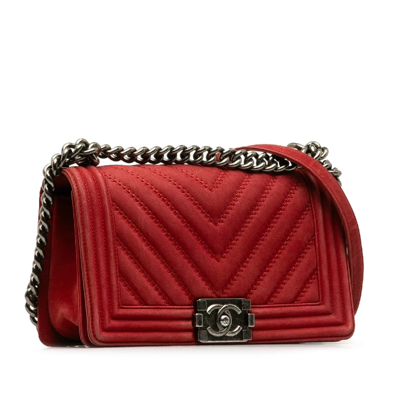 Chanel Handbag with Adjustable Strap for ComfortChanel Medium Chevron Boy Flap (DjHgv9)