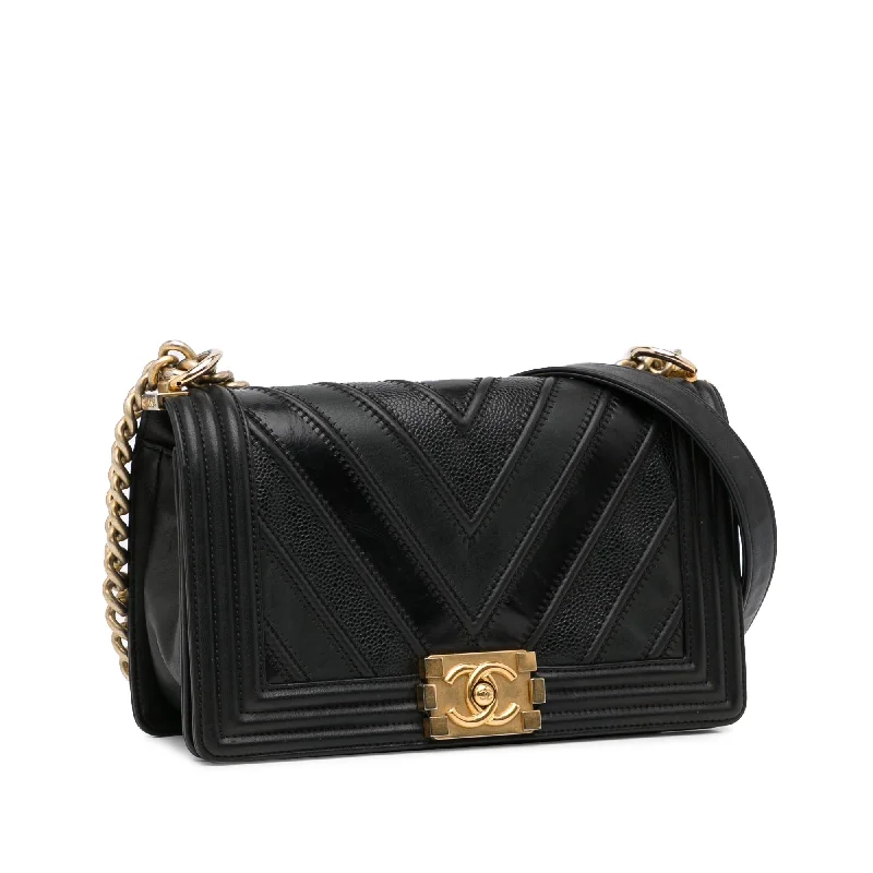 Chanel Quilted Leather Shoulder Bag for FashionistasChanel Medium Chevron Boy Flap (o7S6GH)